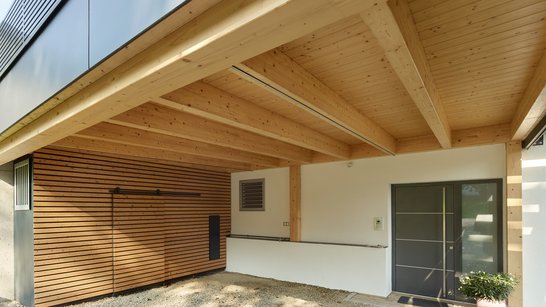 Detailansicht des überdachten Eingangsbereichs 