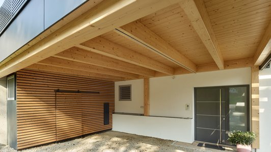 Detailansicht des überdachten Eingangsbereichs 