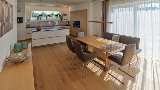 Helle Küche und Essbereich