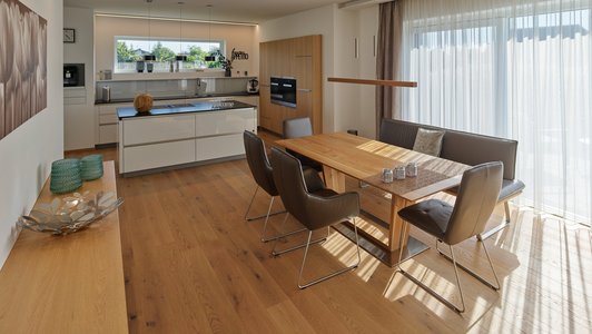 Helle Küche und Essbereich