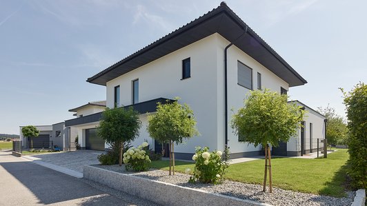 Puristischer Ziegelbau - Außenansicht mit Einfahrt und Garage