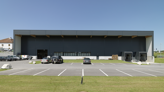 Frontansicht des ELMAG Lagergebäudes mit Parkplatz