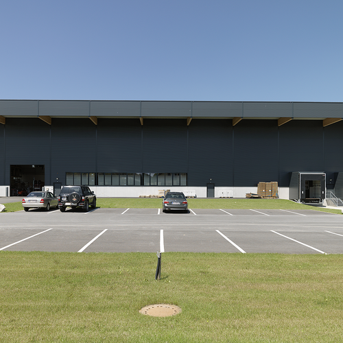 Frontansicht des ELMAG Lagergebäudes mit Parkplatz