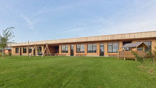 Außenansicht der Sonderschule Mattighofen mit Spielplatz im Vordergrund.