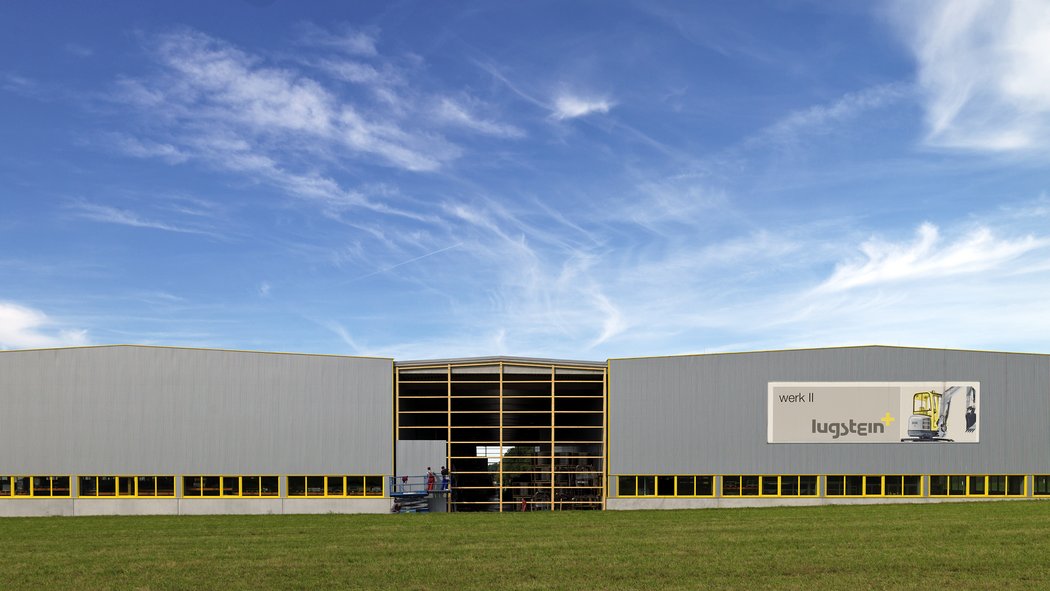 Frontalansicht der Lugstein Werk II Produktionshalle, mit großen Fensterflächen