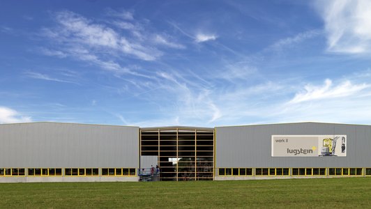 Frontalansicht der Lugstein Werk II Produktionshalle, mit großen Fensterflächen