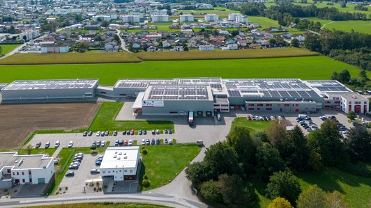  Luftaufnahme des Promotech-Geländes mit Produktionshallen, Bürogebäuden und Parkplatz