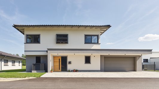 Heller und zeitloser Ziegelbau - Außenansicht mit Garage