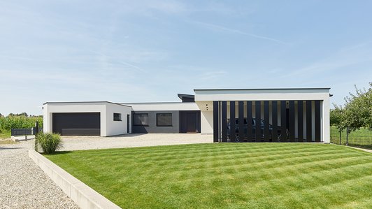 Moderne Flachdacharchitektur mit Carport und Garage, Vorderansicht