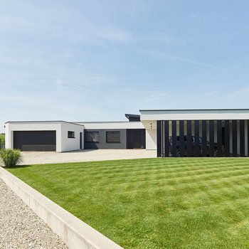 Moderne Flachdacharchitektur mit Carport und Garage, Vorderansicht