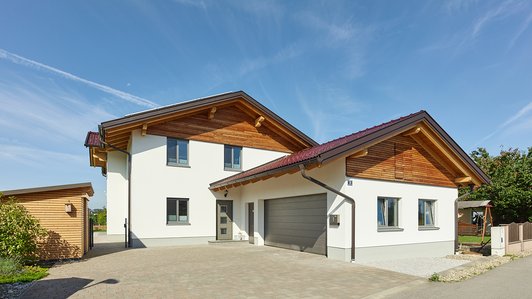 Familienhaus aus Massivholz - Außenansicht mit Garage