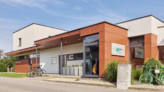 Hebenstreit Tierklinik - Außenansicht Eingangsbereich