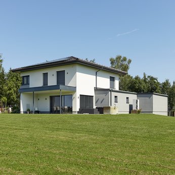 Außenansicht mit großzügigem Garten