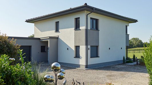 Kompaktes Familienhaus mit Garage - Außenansicht mit Eingangsbereich