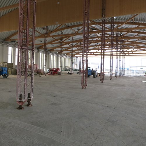 Innenansicht der AMAG Plattenlinie mit Stahlträgern und Holzbalken