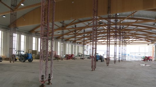 Innenansicht der AMAG Plattenlinie mit Stahlträgern und Holzbalken