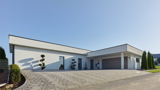 Minimalistischer Bungalow in Massivbauweise - Außenansicht mit Garage