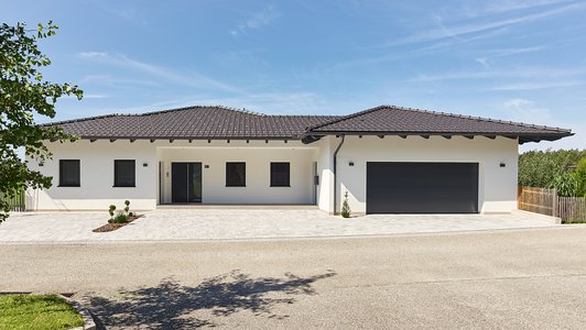 Massives Familienhaus mit Veranda - Außenansicht mit Garage frontal