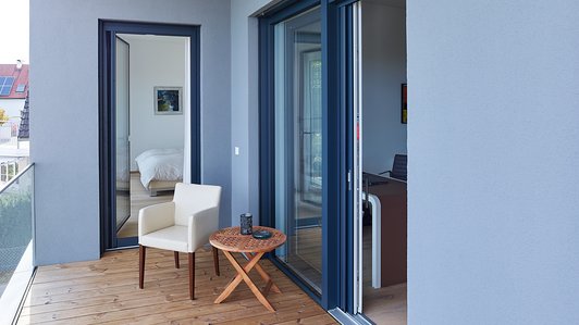 Moderner Holzbau mit Balkon - Ansicht Balkon