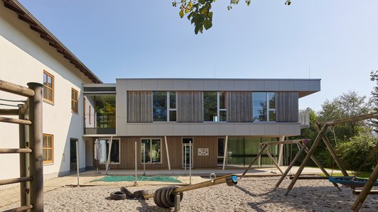 Blick auf den Schulhof und Spielplatz der Volksschule Neumarkt.
