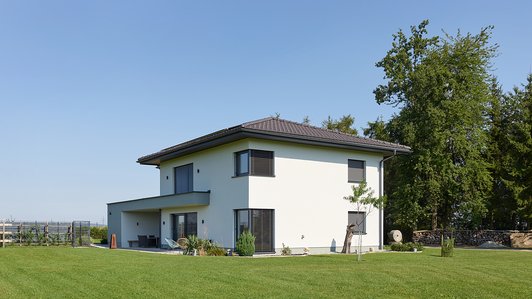 Modernes Massivhaus - Gartenansicht
