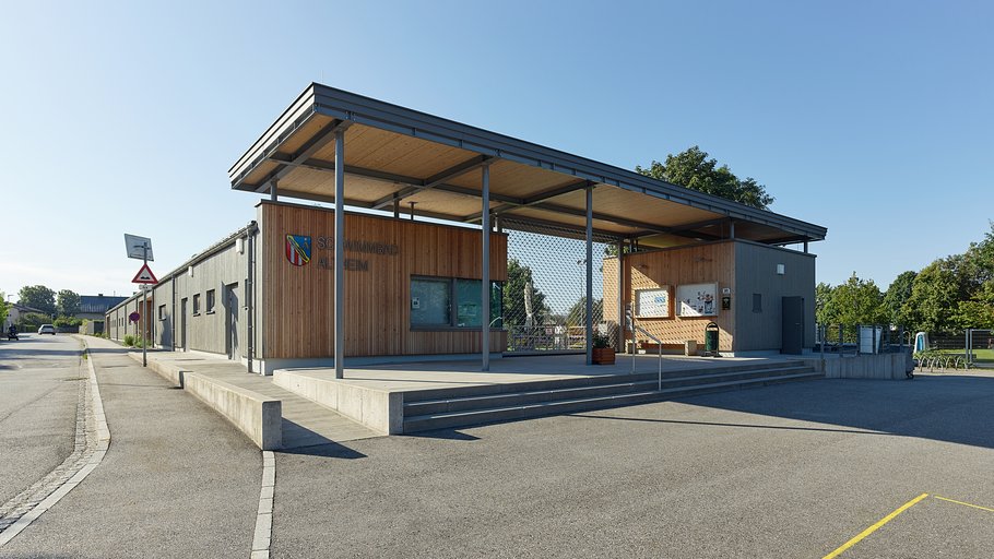 Eingangsbereich des Freibads Altheim mit moderner Holzarchitektur und Überdachung
