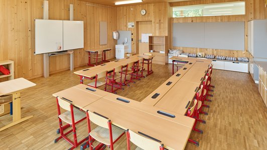 Klassenzimmer mit Holzverkleidung in der Volksschule Neumarkt.