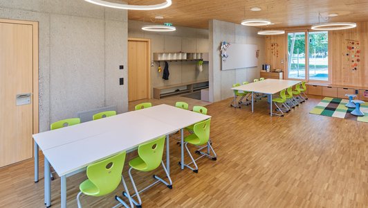 Weiteres Klassenzimmer mit Holzverkleidung in der Volksschule Neumarkt.