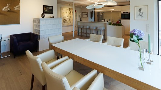 Moderner Holzbau mit Balkon - Esszimmer mit Küche