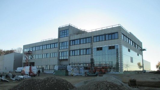 Lasco Verwaltungsgebäude im Bau, mit Fassadenarbeiten im Gange