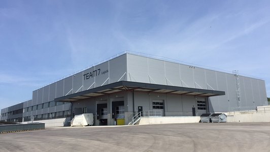 Team 7 Pram - Schräge Frontalansicht Gebäude