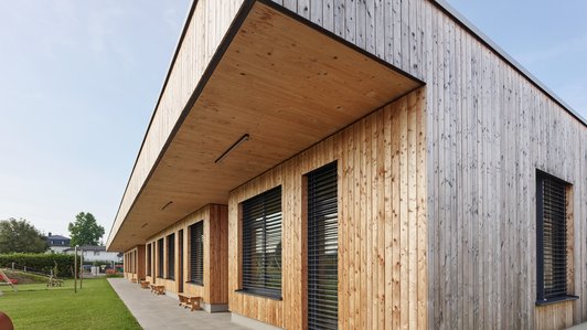 Nahaufnahme der Holzfassade der Sonderschule Mattighofen