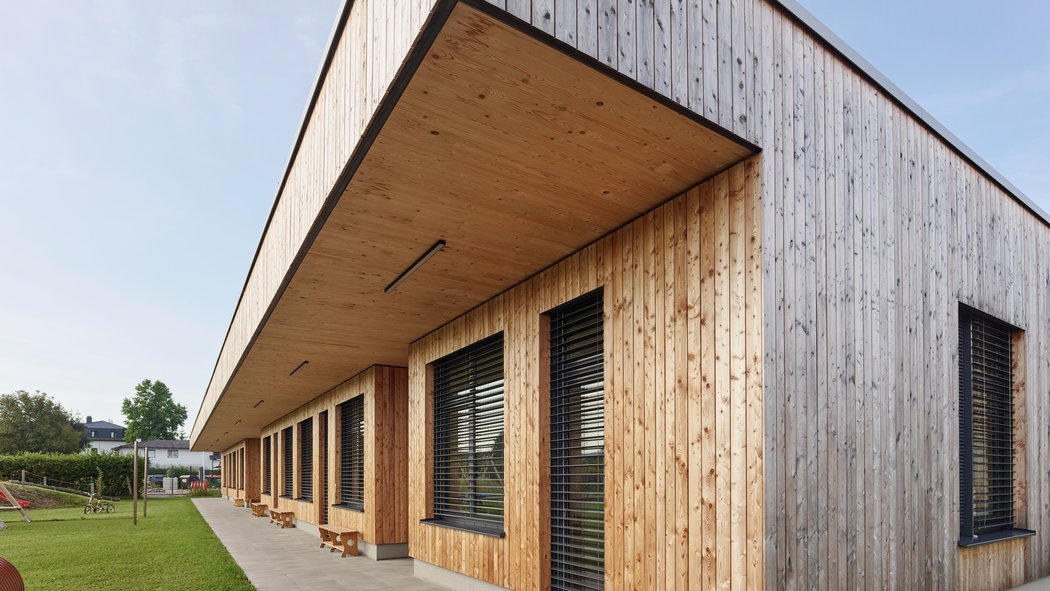 Nahaufnahme der Holzfassade der Sonderschule Mattighofen