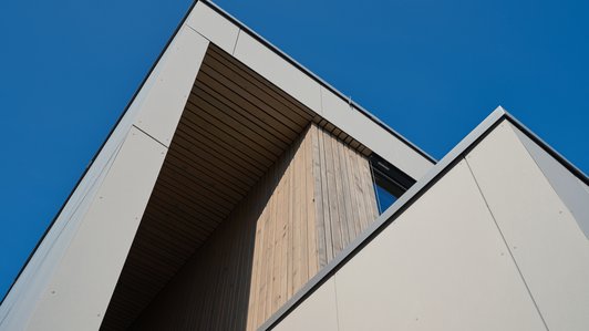 Detailaufnahme der modernen Architektur der Volksschule Neumarkt.