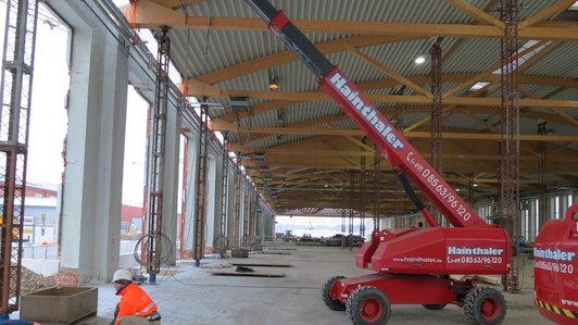 Konstruktion der AMAG Plattenlinie mit Hainthaler Hebemaschinen und Arbeitern