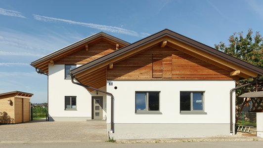 Familienhaus aus Massivholz - Außenansicht Frontal