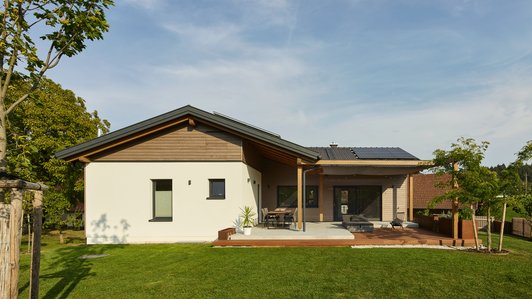 Zeitloses Einfamilienhaus in Holzbauweise Südansicht