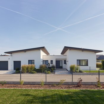 Modernes Flachdach-Bungalow mit Doppelgarage und gepflegtem Garten