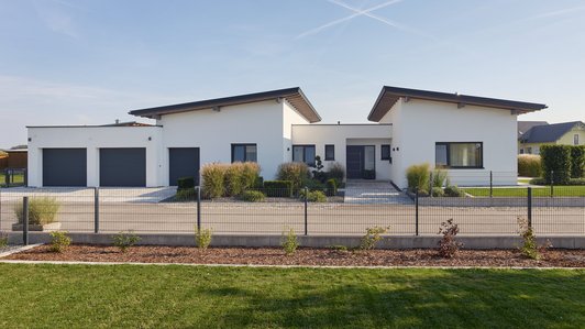 Modernes Flachdach-Bungalow mit Doppelgarage und gepflegtem Garten