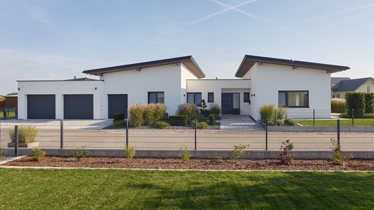 Modernes Flachdach-Bungalow mit Doppelgarage und gepflegtem Garten