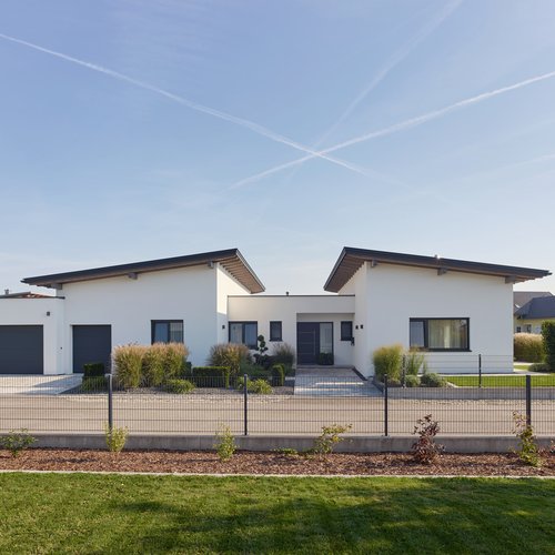 Modernes Flachdach-Bungalow mit Doppelgarage und gepflegtem Garten