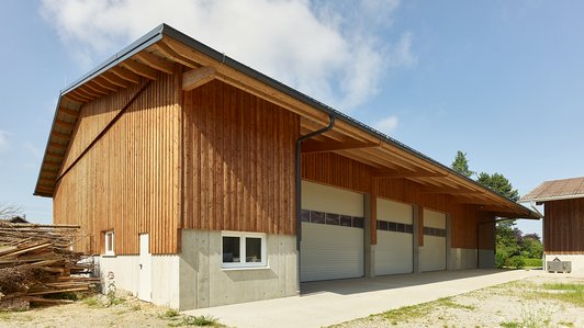 Rustikale Landwirtschaftshalle aus Holz - Außenansicht mit geschlossenen Toren