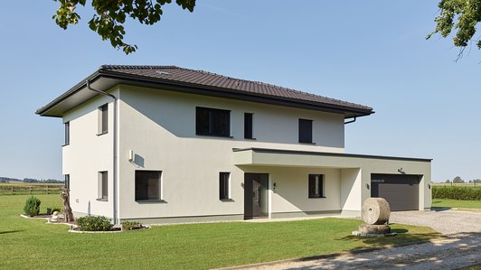 Modernes Massivhaus - Außenansicht mit Einfahrt