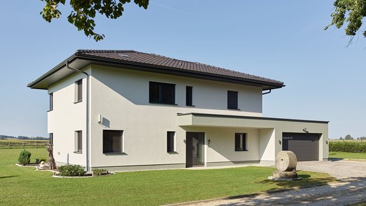 Modernes Massivhaus - Außenansicht mit Einfahrt
