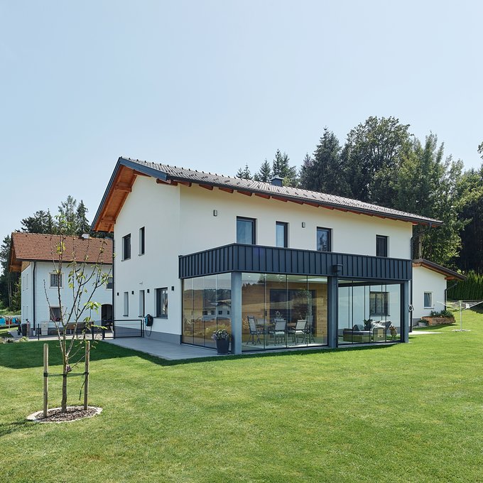 Massivhaus aus Ziegel und Holz mit Wintergarten