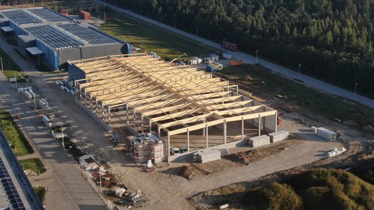 Baufortschritt der Fertigwarenlagerhalle bei AMAG Austria seitlich von oben