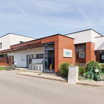 Tierklinik Altheim Eingang mit Fahrrad