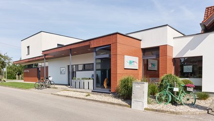 Tierklinik Altheim Eingang mit Fahrrad