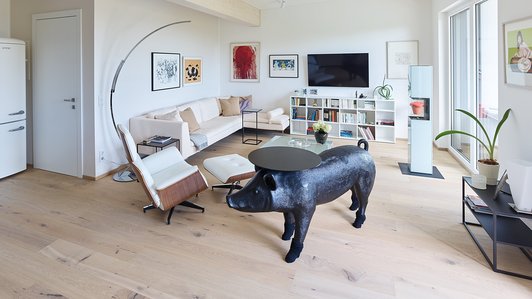 Moderner Holzbau mit Balkon - Wohnzimmer