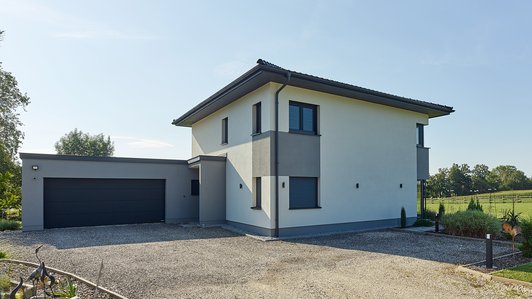 Kompaktes Familienhaus mit Garage - Ansicht Haus mit Einfahrt und Garage